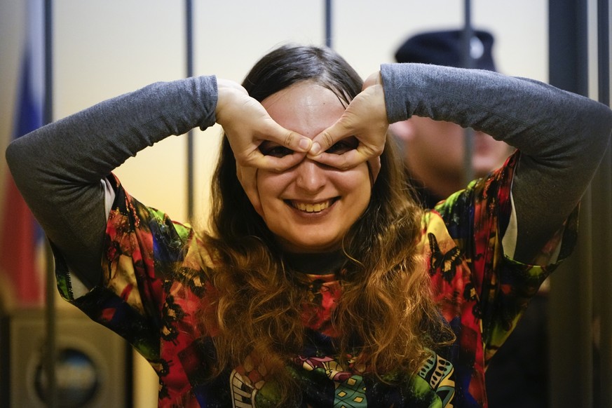 Sasha Skochilenko, a 33-year-old artist and musician, plays standing behind bars in the courtroom as she waits for a hearing in the Vasileostrovsky district court in St. Petersburg, Russia, Tuesday, N ...