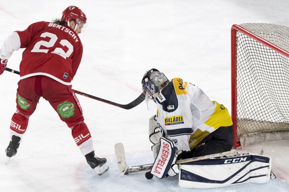 L&#039;attaquant lausannois Christoph Bertschy, gauche, lutte pour le puck avec le gardien tessinois Benjamin Conz, droite, lors du match du championnat suisse de hockey sur glace de National League e ...