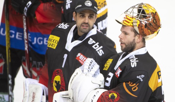 Berns Goalie Niklas Schlegel, links, und Lausannes Goalie Pascal Caminada nach dem Meisterschaftsspiel der National League zwischen dem SC Bern und dem HC Lausanne, am Freitag, 22. November 2019 in de ...