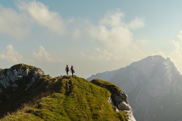Two women hiking Pilatus the easy way – discovering the 6 peaks