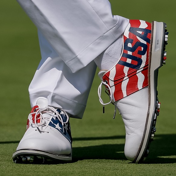 epa12400593 Justin Thomas of the US wears patriotic golf shoes as he waits to putt on the 16th hole during practice for the 2025 Ryder Cup golf tournament at the Bethpage Black Golf Course in Farmingd ...