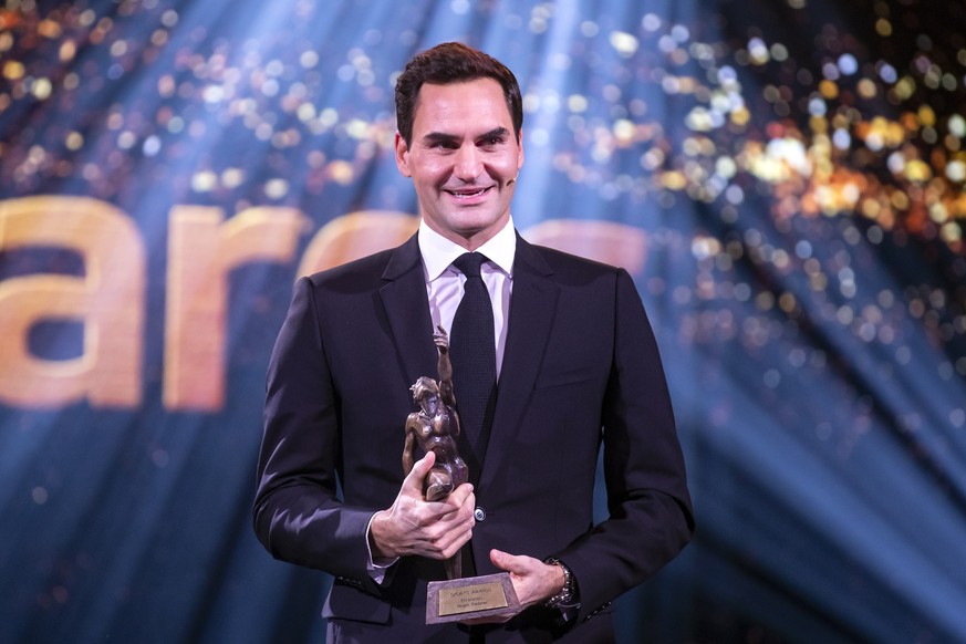 epa10361352 Retired Swiss tennis player Roger Federer poses with the honorary award at the Sports Awards 2022 ceremony in Zurich, Switzerland, 11 December 2022. EPA/ALEXANDRA WEY