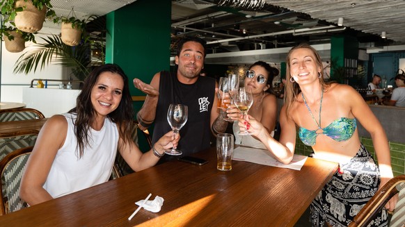 epa08977004 Patrons finish their last drinks at a pub in Scarborough beach just before a lockdown came into effect in Perth, Australia, 31 January 2021. West Australian Premier Mark McGowan has announ ...