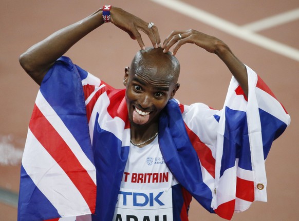 Mo Farah of Britain celebrates winning the men&#039;s 10,000 metres final at the 15th IAAF World Championships at the National Stadium in Beijing, China August 22, 2015. REUTERS/David Gray