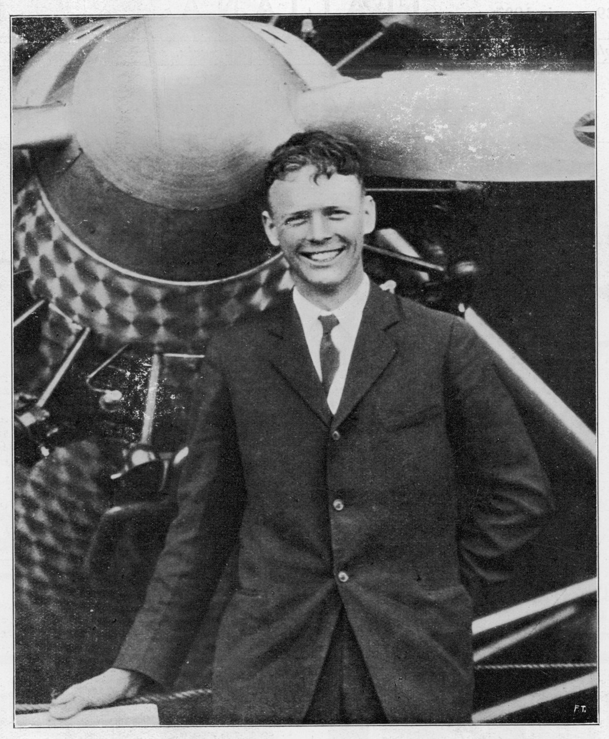 Charles Augustus Lindbergh Charles Augustus Lindbergh 1902 - 1974, with the Spirit of St Louis after his record solo flight across the Atlantic. Date: 1927 PUBLICATIONxINxGERxSUIxAUTxONLY Copyright: C ...