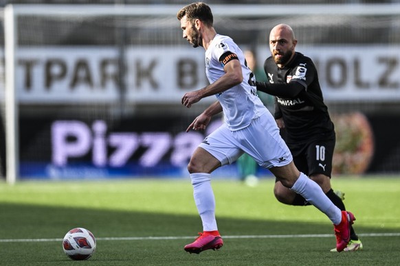 Wils Philipp Muntwiler, links, gegen Vaduz&#039; Tunahan Cicek, im Fussball Meisterschaftsspiel der Challenge League zwischen dem FC Wil und dem FC Vaduz, am Sonntag, 30. Januar 2022, im Stadion Bergh ...