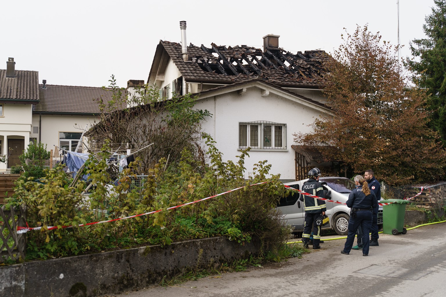 Blick auf ein durch einen Brand zerstoertes Wohnhaus in Leuzingen BE, am Montag, 18. Oktober 2021. Beim Brand im Berner Seeland sind in der Nacht auf Montag zwei Kinder ums Leben gekommen. Vier weiter ...