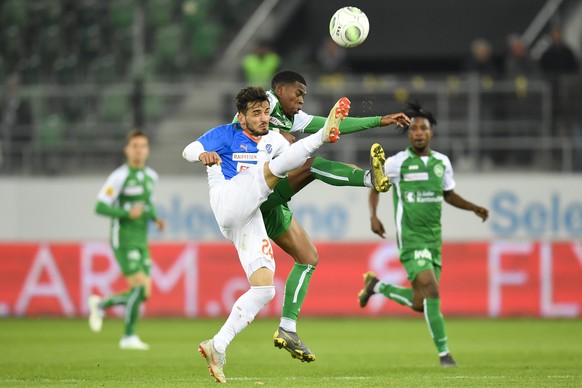 Grasshopper Bujar Lika, links, gegen St. Gallens Dereck Kutesa, beim Fussball Super-League Spiel zwischen dem FC St. Gallen und dem Grasshopper Club Zuerich, am Mittwoch, 3. April 2019, im Kybunpark i ...