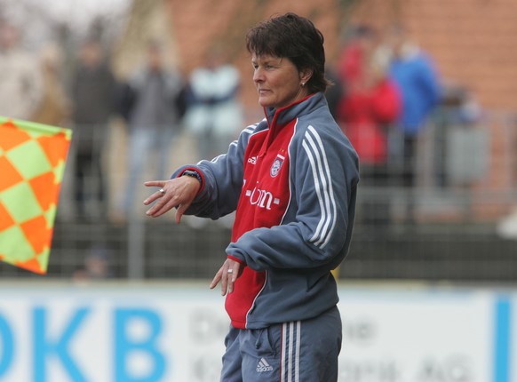 Sissy Raith 2006 an der Seitenlinie der Damenmannschaft des FC Bayern München.