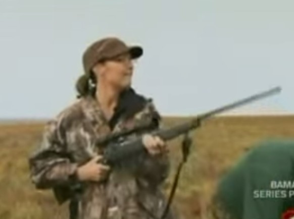 Sarah Palin mit Waffe: Ausschnitt aus der TV-Show «Sarah Palins Alaska».