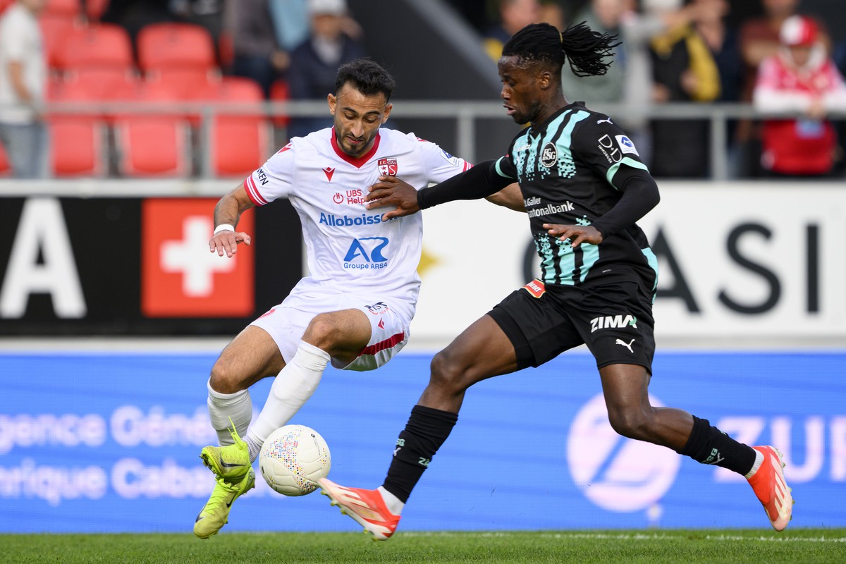 Dejan Djokic (SIO), gauche, lutte pour le ballon avec Noah Yannick (SG), droite, lors de la rencontre de football de Swiss Super League entre le FC Sion, SIO, et le FC St.Gallen 1879, SG, ce dimanche  ...