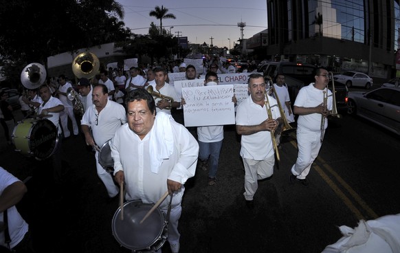 Weiss gekleidete Menschen verlangten am Mittwoch in Culiacan, Mexiko, die Freilassung des mutmasslichen Drogenbosses Joaquín «El Chapo» Guzmán.