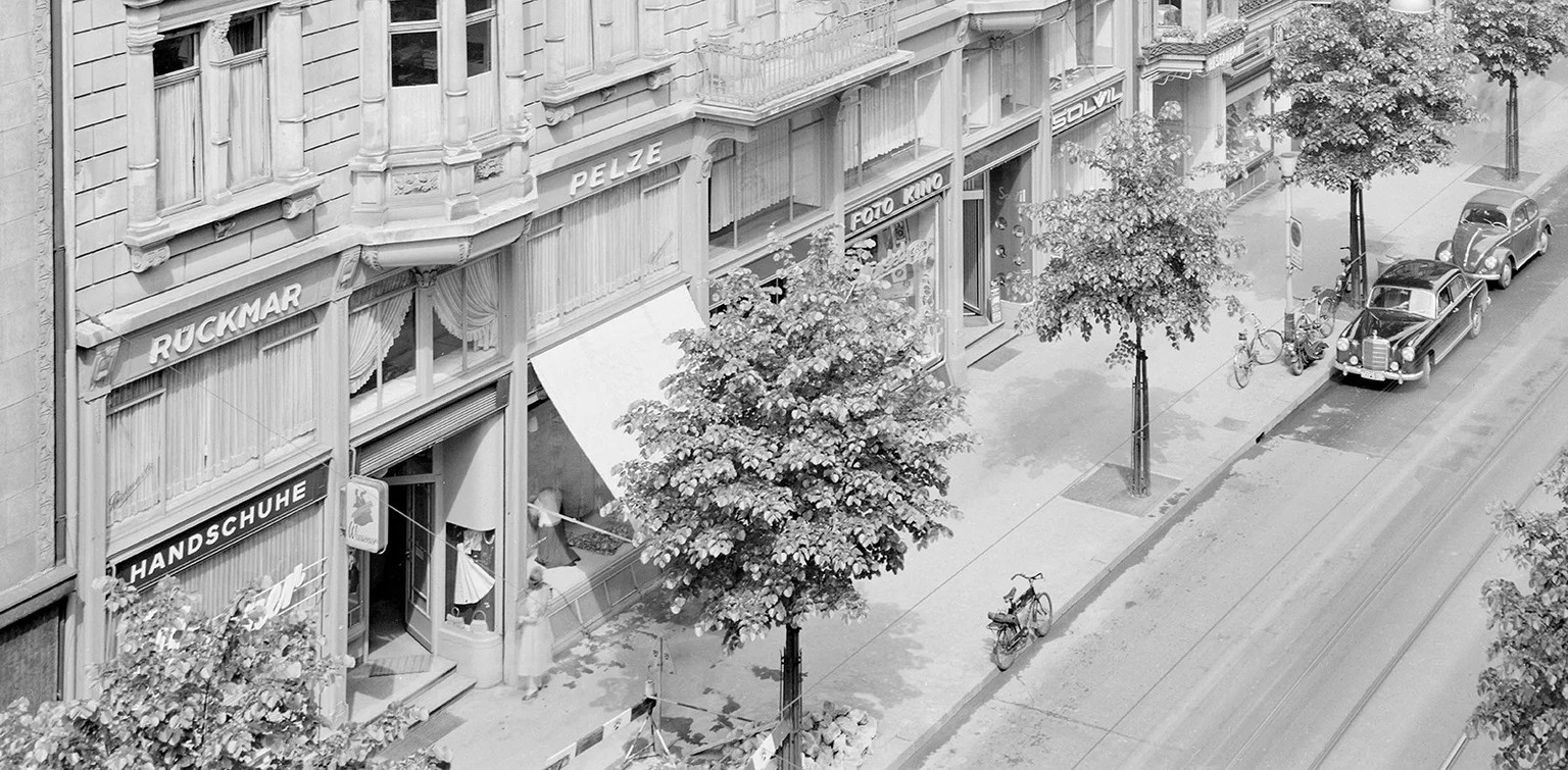 Ladengeschäft von Wiessner an der Bahnhofstrasse 35 in Zürich im Jahr 1956.
https://baz.e-pics.ethz.ch/#main-search-text=%22Bahnhofstrasse%2035%22&amp;main-search-mode=and&amp;detail-asset=589d917d-49 ...
