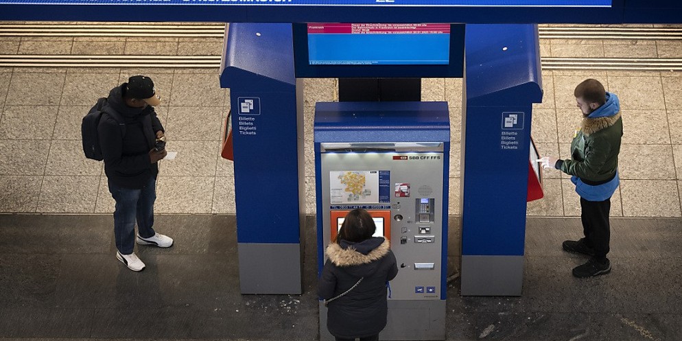In der Schweiz sind 2023 so viele Leute schwarzgefahren wie noch nie. Auf Zürcher Strassen sind die Meinungen zum Reisen ohne Ticket umstritten, wie die Umfrage im Video zeigt. Während einige Leute Ve ...