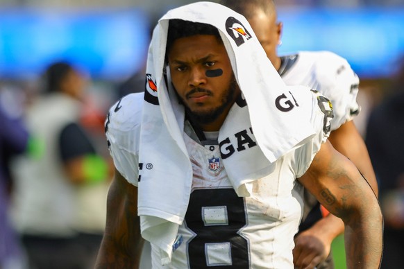 INGLEWOOD, CA - OCTOBER 1: Las Vegas Raiders running back Josh Jacobs 8 walks off the field after the NFL, American Football Herren, USA regular season game between the Las Vegas Raiders and the Los A ...