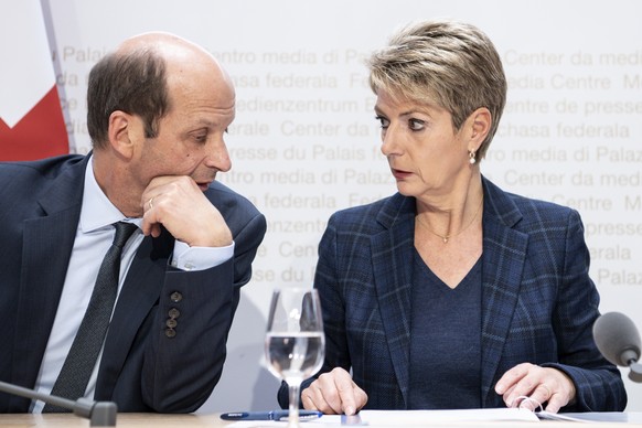 Beat Rieder, Staenderat CVP-VS, Praesident der Kommission fu?r Rechtsfragen des Staenderats (RK-S), links, und Bundesraetin Karin Keller-Sutter aeussern sich an einer Medienkonferenz zur Volksabstimmu ...