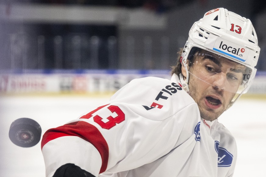 epa11314875 Switzerland&#039;s Nico Hischier in action during the Breakout-Game of the Betano Hockey Games between Switzerland and Sweden, in Kloten, Switzerland, 02 May 2024. EPA/ENNIO LEANZA