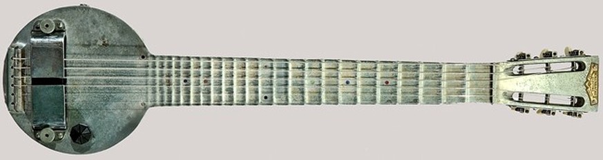Rickenbachers elektrische Hawaii-Gitarre mit Aluminiumgehäuse, die anfangs niemand wollte. Die Patentierung wurde fünf Jahre verschlampt und erst 1937 erteilt – längst waren schon andere E-Gitarren auf dem Markt.&nbsp;<br data-editable="remove">