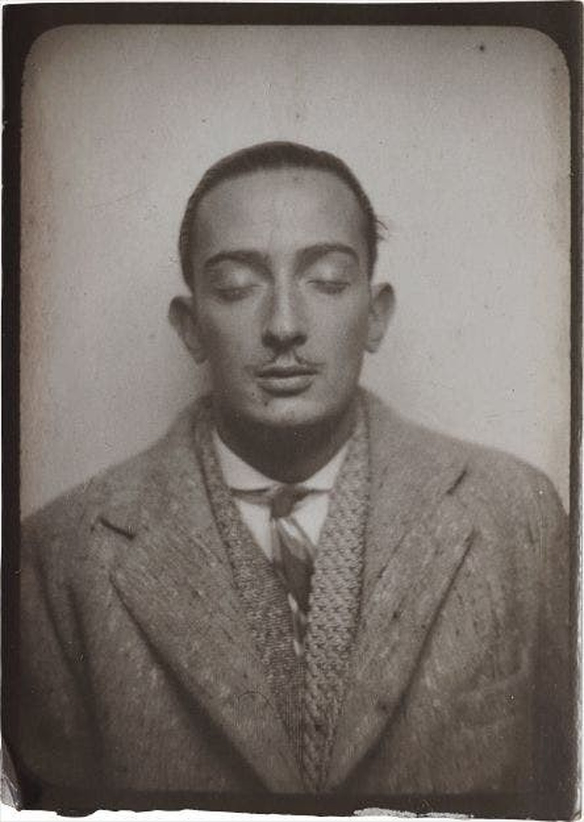 Salvador Dali photomaton photograph (photobooth/Fotokabine) from 1928
https://www.phillips.com/detail/anonymous/94863
