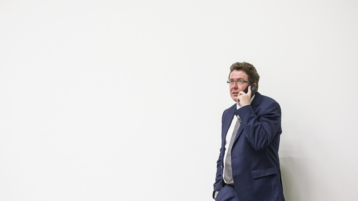 Nationalrat Albert Roesti, Praesident SVP, telefoniert vor der Podiumsveranstaltung "Altersvorsorge 2020" am Mittwoch, 10. Mai 2017, in Luzern. (KEYSTONE/Alexandra Wey)