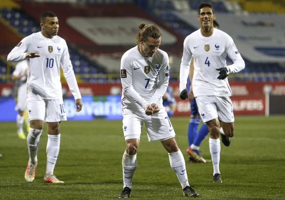 epa09109432 Antoine Griezmann (C) of France celebrates with teammates after scoring the opening goal during the FIFA World Cup 2022 qualifying soccer match between Bosnia & Herzegovina and France ...