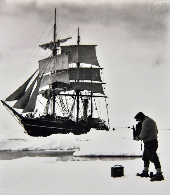 Der Fotograf Herbert Ponting auf einem Selbstportrait, wie er die Terra Nova aufnimmt, Dezember 1910.