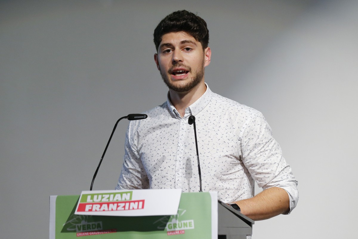 Luzian Franzini, Co-Praesident Junge Gruene Schweiz, spricht bei der Delegiertenversammlung der Gruenen am Samstag, 26. August 2017 in Bern. (KEYSTONE/Peter Klaunzer)