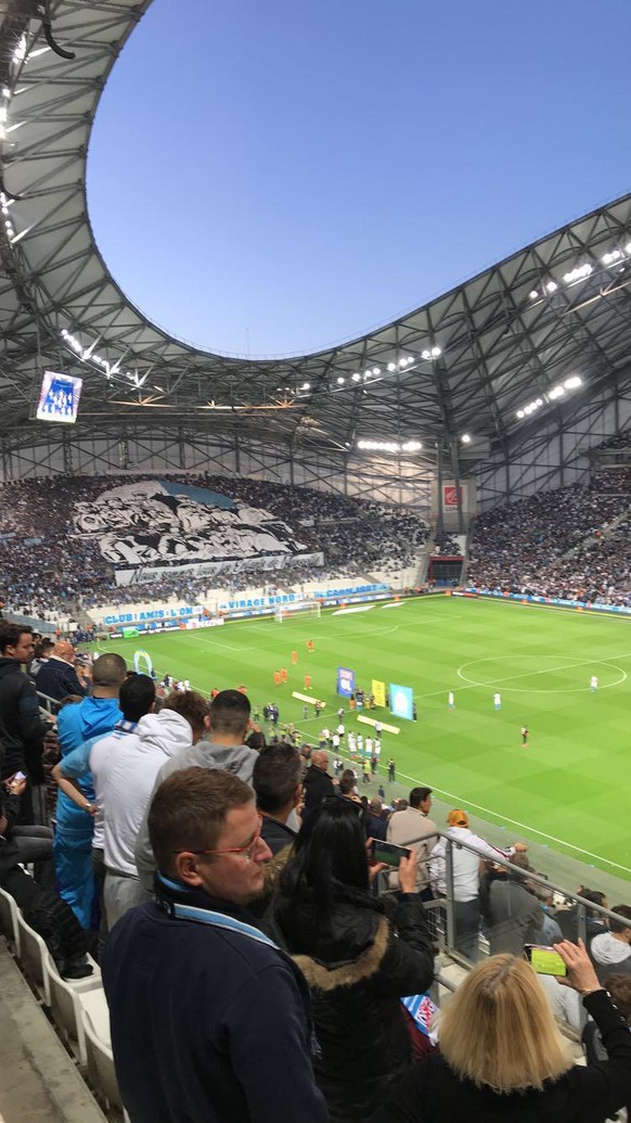 Die besten Fussball-Stadien, in denen wir je waren â wie sieht es bei dir aus?\nStade VÃ©lodrome in Marseille;
Absoluter Hexenkessel, bombastische AtmosphÃ¤re und sehr faire Bierpreise