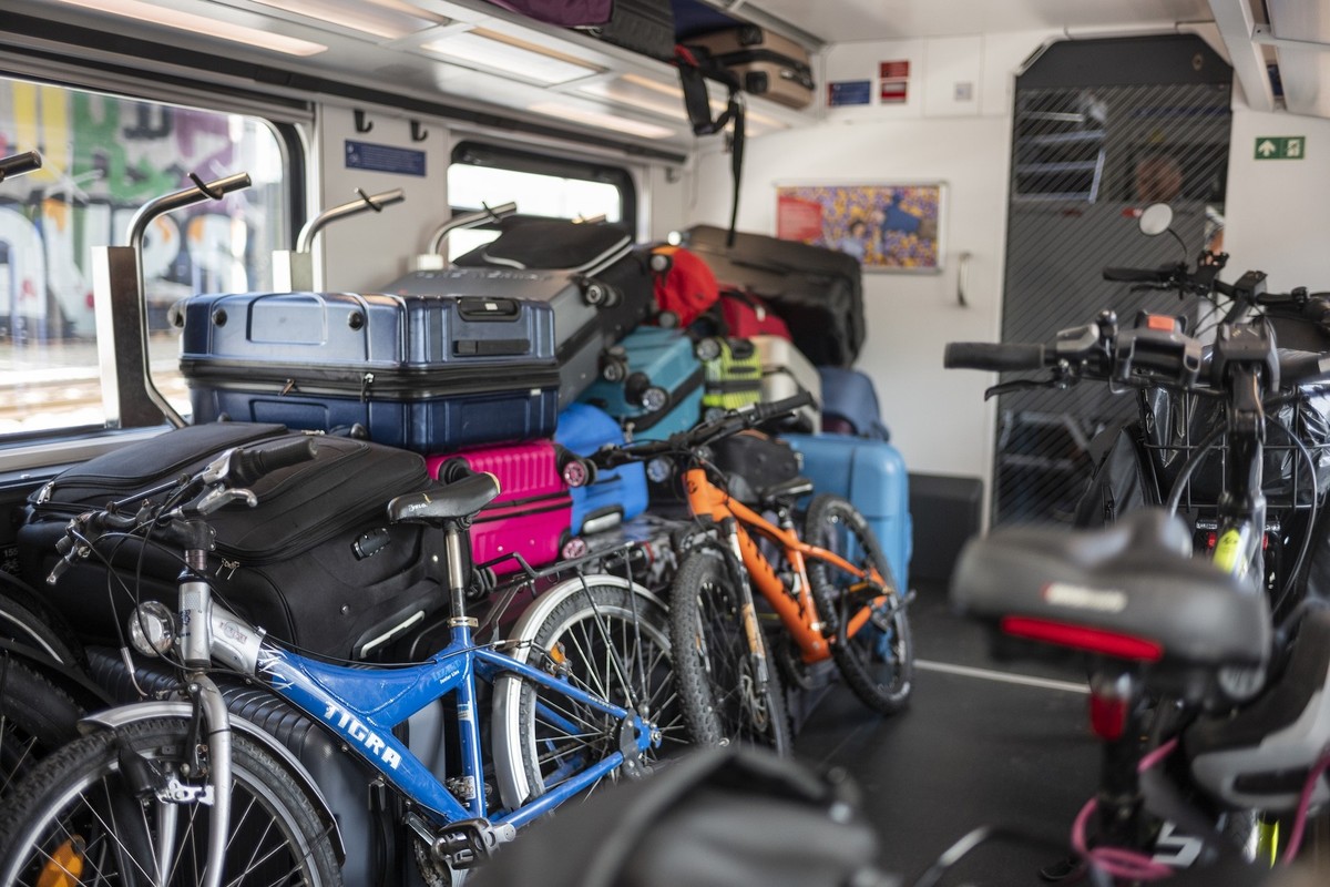 «Les emplacements réservés aux vélos sont obstrués par des valises et des poussettes», déplore le porte-parole des CFF