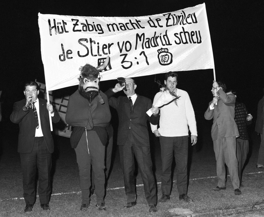 Fans des FC Zuerich, aufgenommen am 22. April 1964 im Letzigrund-Stadion in Zuerich, vor dem Hinspiel im Halbfinal des Europacups der Landesmeister FC Zuerich gegen Real Madrid. Der FC Zuerich verlier ...