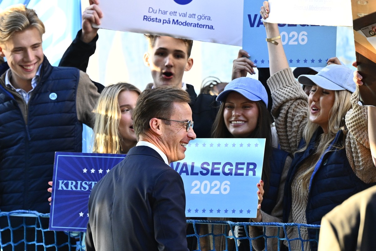 epa13229472 Prime Minister Ulf Kristersson, leader of the Moderate Party, meets voters as he arrives for TV4's election debate in Stockholm, Sweden, 10 September 2026. General elections will be h ...