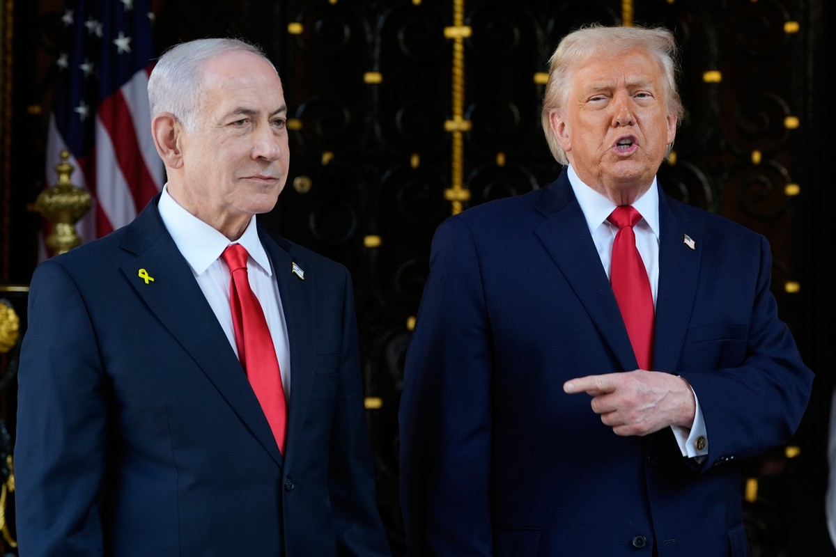 President Donald Trump points to Israel's Prime Minister Benjamin Netanyahu as he speaks with reporters at his Mar-a-Lago club, Monday, Dec. 29, 2025, in Palm Beach, Fla. (AP Photo/Alex Brandon)
 ...