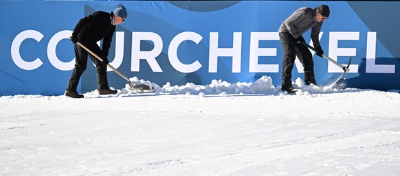 ABD0025_20230205 - MERIBEL - FRANKREICH: ++ THEMENBILD ++ Arbeiten vor dem Logo Courchevel anl��lich der FIS Alpinen Ski Weltmeisterschaft Courchevel Meribel 2023 in Meribel am Sonntag, 5. Februar 202 ...