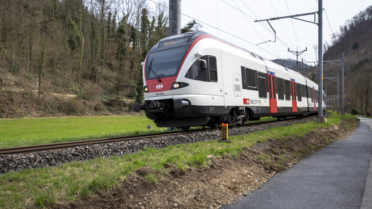 Ein Zug faehrt von Richtung Duggingen nach Aesch, am Freitag, 21. Maerz 2025. Ab 14. Dezember 2025?sollen die Fernverkehrszuege zwischen Biel und Basel im Halbstundentakt verkehren. Dafuer erstellt di ...