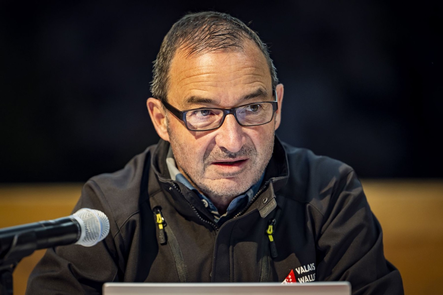 Alban Brigger, Ingenieur Dienststelle Naturgefahren, beantwortet Fragen von Journalisten, waehrend einer Medienkonferenz zur aktuellen Situation nach dem Bergsturz und der Evakuation des Dorfes Blatte ...