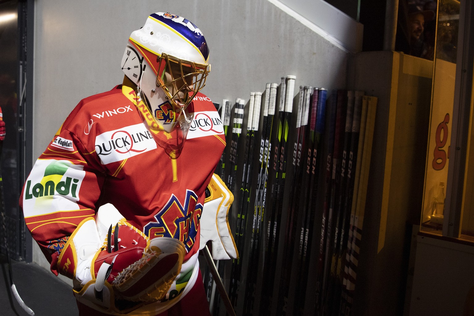 Biels Goalie Jonas Hiller erscheint im Eishockey Meisterschaftsspiel der National League zwischen dem EHC Biel und dem HC Fribourg-Gotteron, am Samstag, 9. Dezember 2018, in der Tissot Arena in Biel.  ...