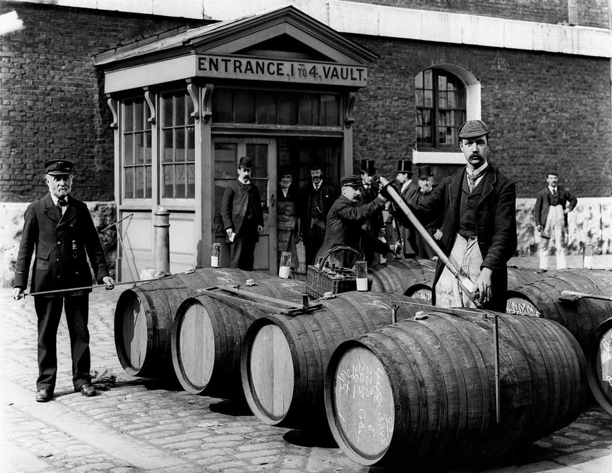 Londoner Hafenarbeiter beim Entladen von Weinfässern, 1890.