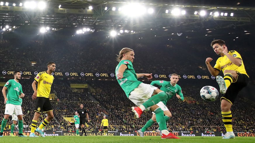 epa07877681 Bremen&#039;s Michael Rico Lang (L) in action against Dortmund&#039;s Raphael Guerreiro (R) during the German Bundesliga soccer match between Borussia Dortmund and SV Werder Bremen in Dort ...