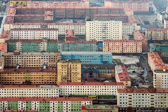 Unheimlich beklemmende Bilder von Städten, die aus einer Dystopie stammen könnten.