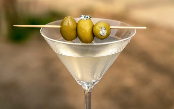 Dirty martini with green olives and blue cheese, vodka mixed alcoholic drink
oliven blauschimmelkäse trinken alkohol cocktail käse
