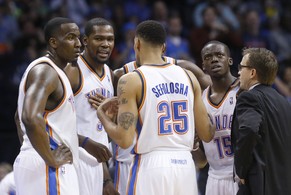 Sefolosha diskutiert mit Kevin Durant