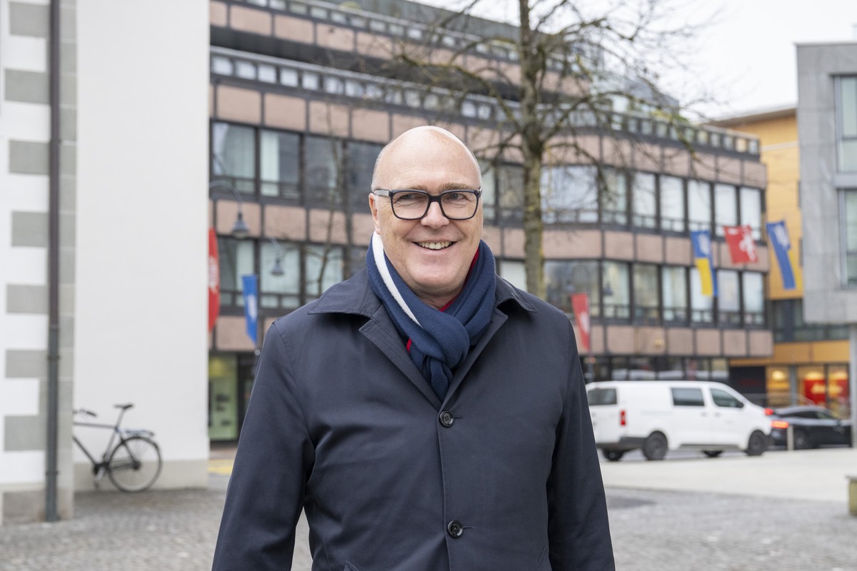 Der Zuger Regierungsrat Martin Pfister ist auf dem Weg zur Medienkonferenz zu seiner Bundesrats Kandidatur am Donnsrstag, 6. Februar 2025 in der Rathaus Schueuer in Baar im Kanton Zug. (KEYSTONE/Urs F ...