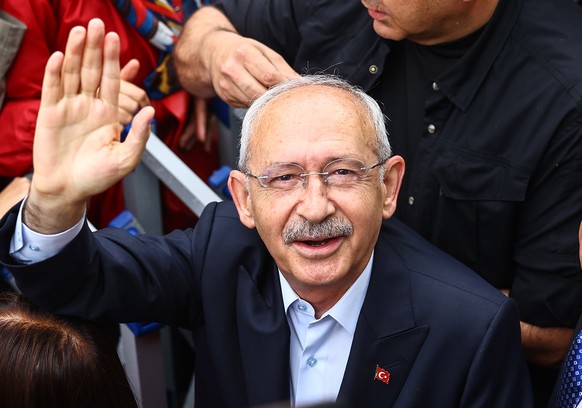 epaselect epa10659583 Turkish presidential candidate Kemal Kilicdaroglu (C), leader of the opposition Republican People&#039;s Party (CHP), waves to his supporters after voting at a polling station in ...