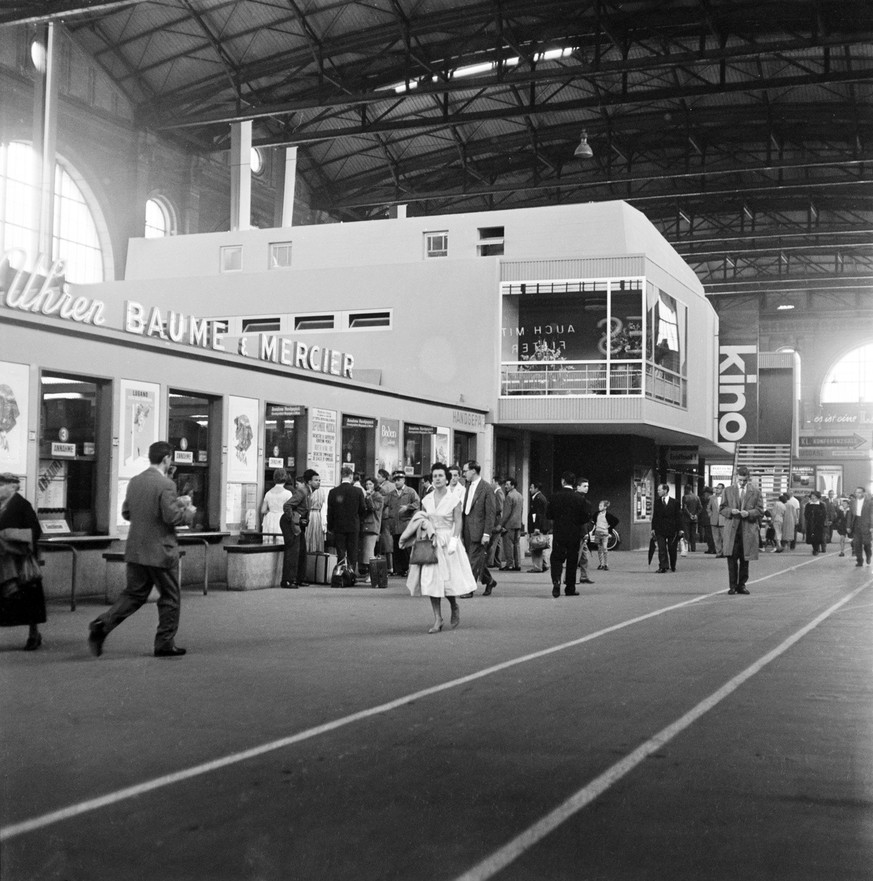 Das neue Kino in der grossen Halle vom Hauptbahnhof Zuerich, aufgenommen im Jahr 1958. (KEYSTONE/Str)