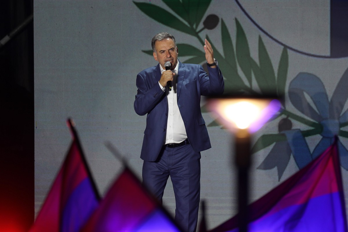 epa11739141 Candidate of the Frente Amplio, Yamandu Orsi, speaks to supporters after winning the Presidential election in Montevideo, Uruguay, 24 November 2024. Yamandu Orsi became the third left-wing ...