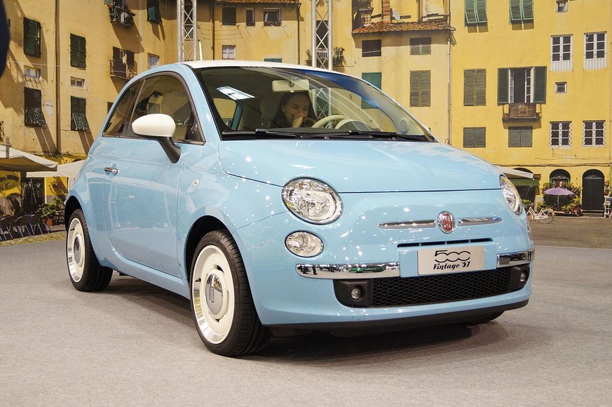 celeste blu autofarben fiat 500 vintage 57 2019 auto design retro https://commons.wikimedia.org/wiki/File:FIAT_500_Vintage_%2757_-_prz%C3%B3d_(MSP15).JPG