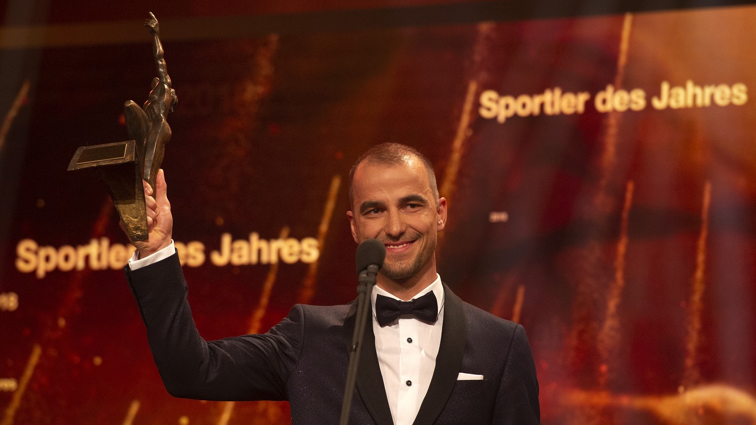 Nino Schurter erhaelt den Preis als „Sportler des Jahres 2018&quot;, an der Verleihung des Credit Suisse Sports Awards 2018, aufgenommen am Sonntag, 09. Dezember 2018, in Zuerich. (KEYSTONE/Melanie Du ...