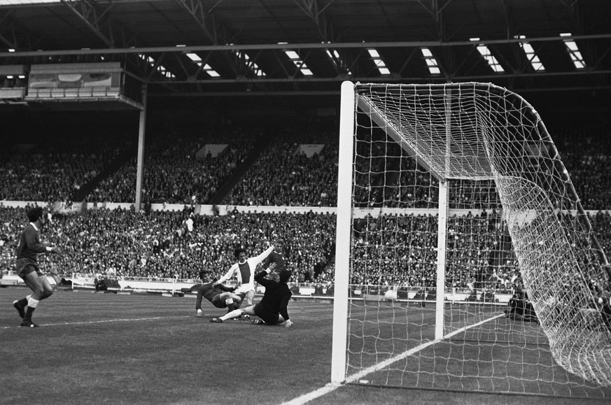 FILE - In this June 2, 1971 file photo, Ajax striker Johan Cruyff, centre, in action during the during the final of the European Cup against Greece&#039;s Panathinaikos, at Wembley Stadium, in London. ...