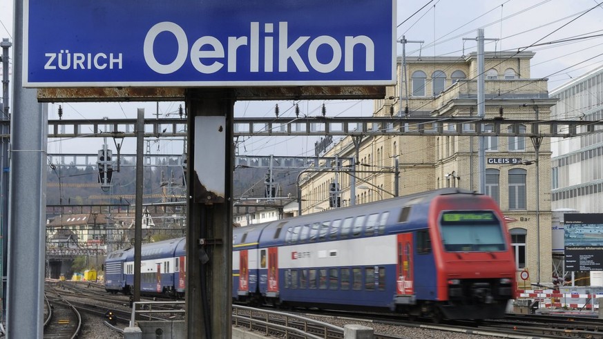 Der Bahnhof Oerlikon, aufgenommen am Dienstag, 3. April 2012, in Zuerich. Der siebtgroesste Bahnhof der Schweiz erhaelt zwei zusaetzliche Gleise, breitere Perrons, eine Einkaufspassage und bessere Ver ...