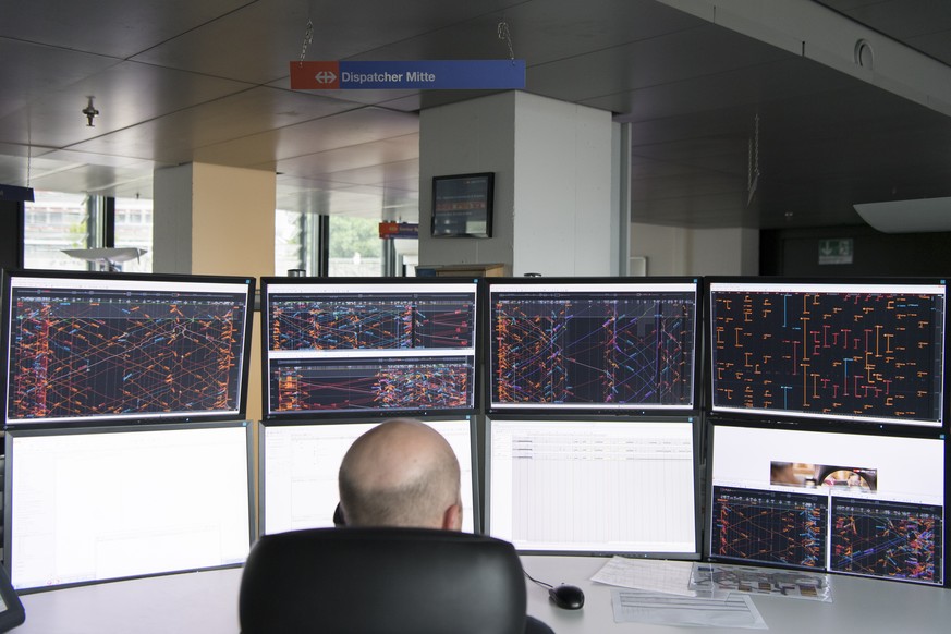 Bildschirme mit dem Bahnverkehr, aufgenommen im SBB Operation Center Infrastruktur, am Freitag, 19. Mai 2017 in Bern. (KEYSTONE/Anthony Anex)